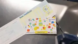 Buono fruttifero postale e libretto di risparmio su un piano metallico