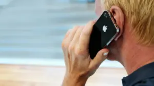 Persona al telefono con uno smartphone, di spalle