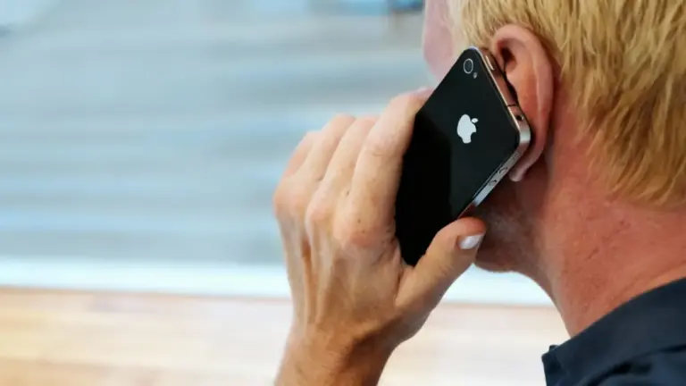 Persona al telefono con uno smartphone, di spalle