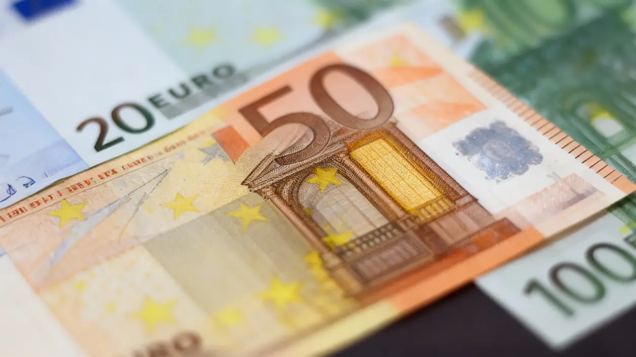 Banconote da 20, 50 e 100 euro sovrapposte in primo piano