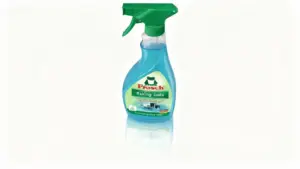 Flacone di detergente spray ecologico con tappo verde su sfondo bianco