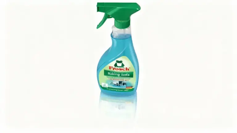 Flacone di detergente spray ecologico con tappo verde su sfondo bianco