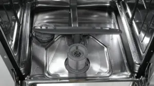 Filtro della lavastoviglie visto dall’interno, con componenti visibili e puliti