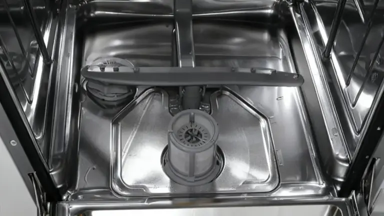 Filtro della lavastoviglie visto dall’interno, con componenti visibili e puliti