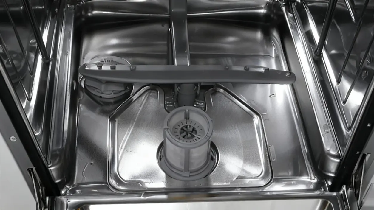 Filtro della lavastoviglie visto dall’interno, con componenti visibili e puliti
