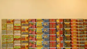 Una selezione di biglietti Gratta e Vinci esposti su una parete