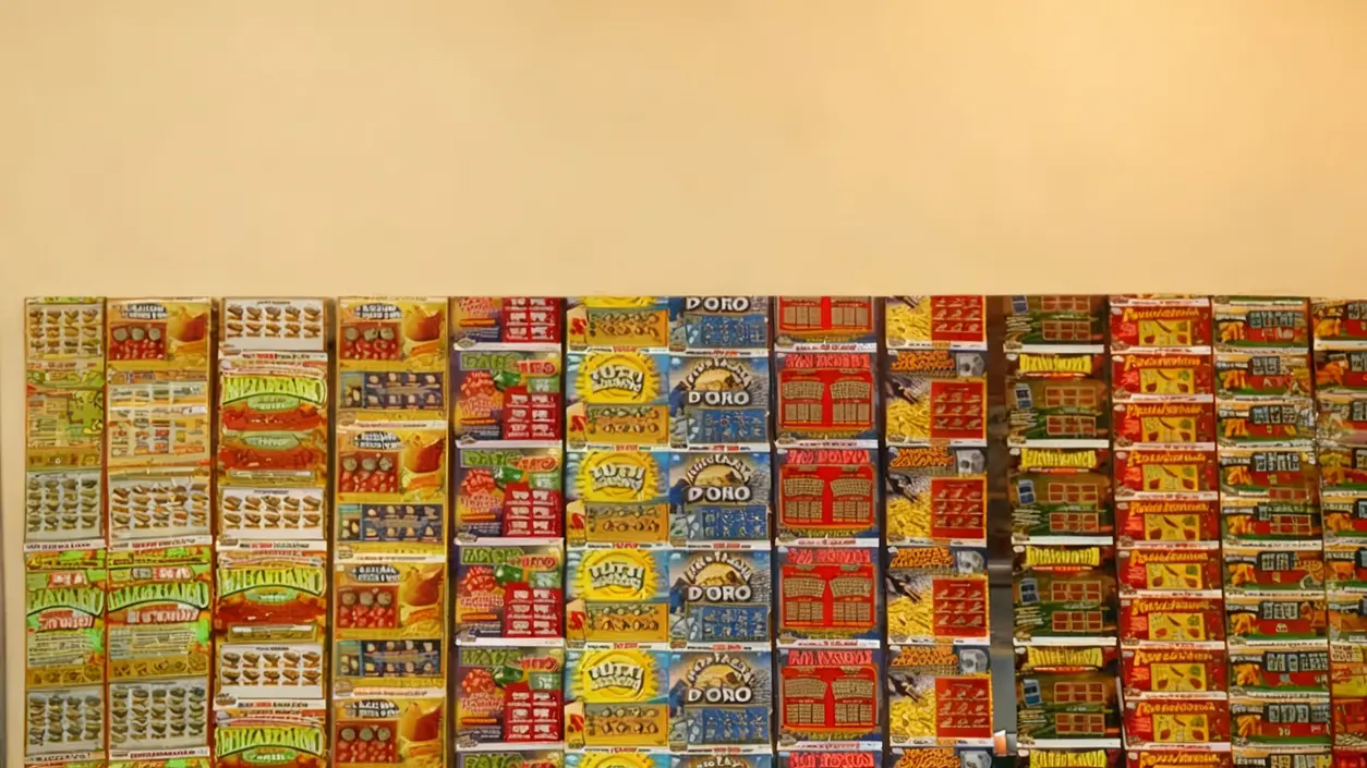 Una selezione di biglietti Gratta e Vinci esposti su una parete